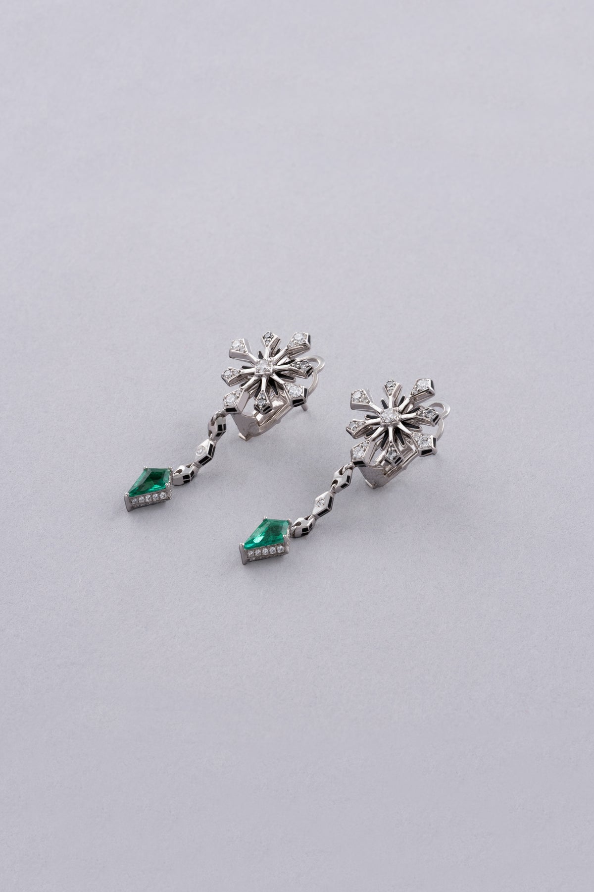 CROWN Snowflake Earrings, White Gold, Brilliant-cut Diamonds and Emeralds