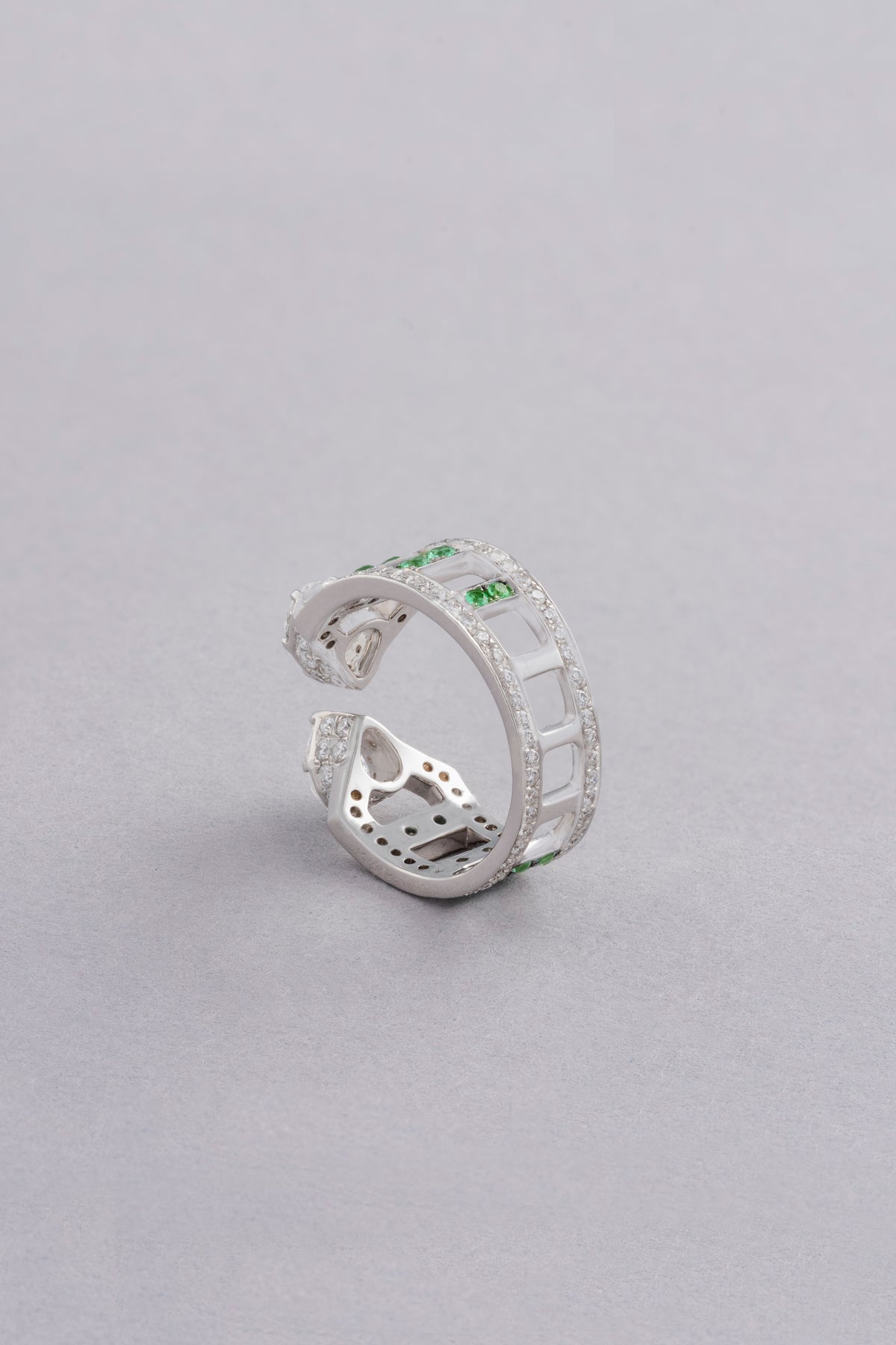 LINK Chain Ring, White Gold, Rose-cut Diamonds and Tsavorite