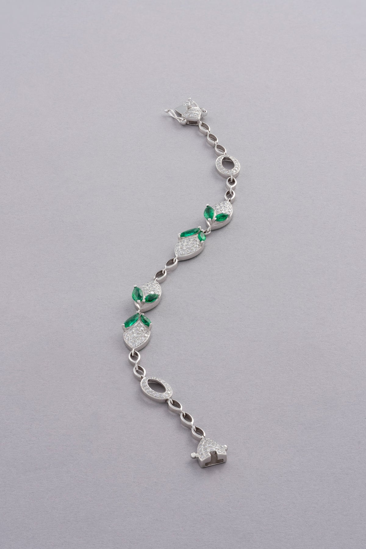 DEW Leaf Bracelet, White Gold, Brilliant-cut Diamonds and Emeralds
