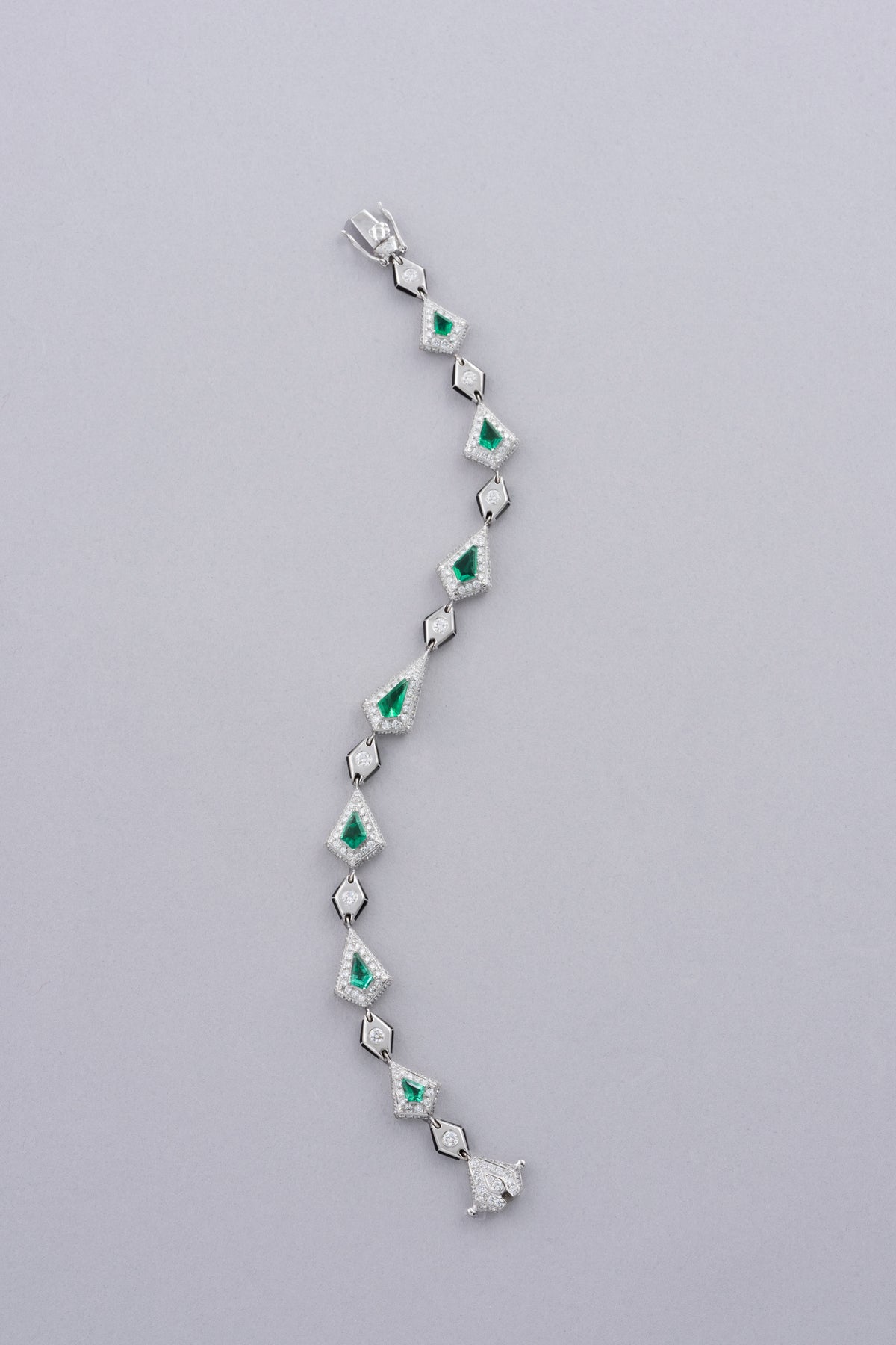 CROWN Snowflake Bracelet, White Gold, Brilliant-cut Diamonds and Emeralds