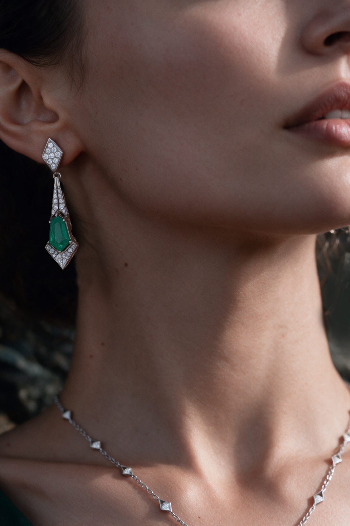 PRISM Column Earrings, White Gold, Brilliant-cut Diamonds and Emeralds
