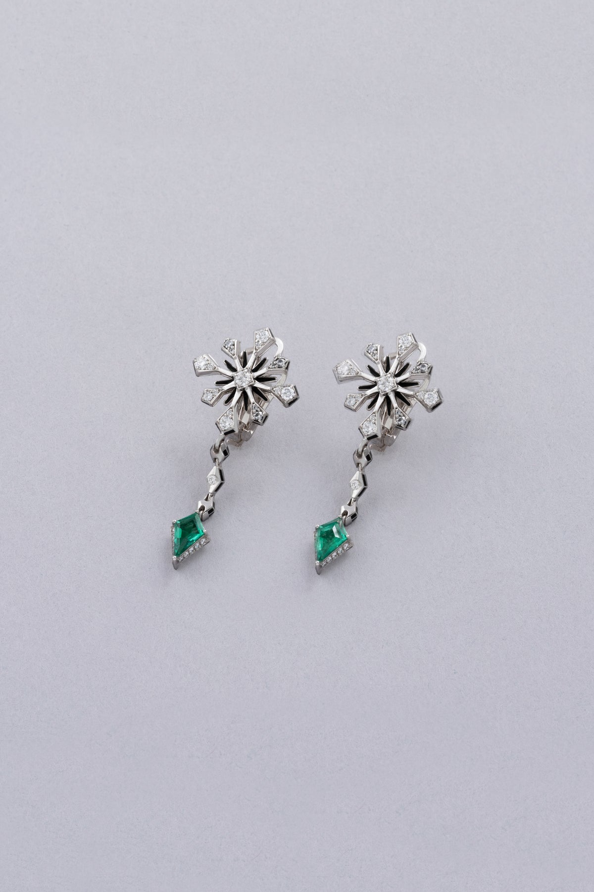 CROWN Snowflake Earrings, White Gold, Brilliant-cut Diamonds and Emeralds