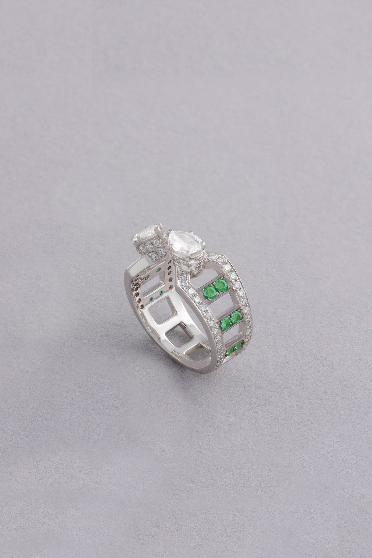LINK Chain Ring, White Gold, Rose-cut Diamonds and Tsavorite