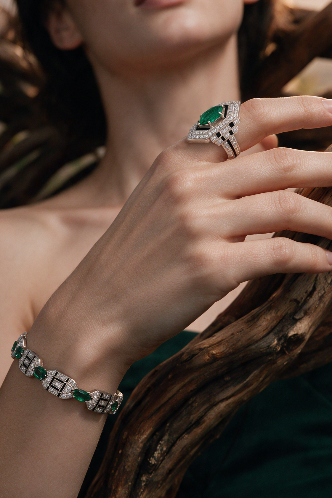 LINK Hexagon Ring, White Gold, Brilliant-cut Diamonds and Emeralds