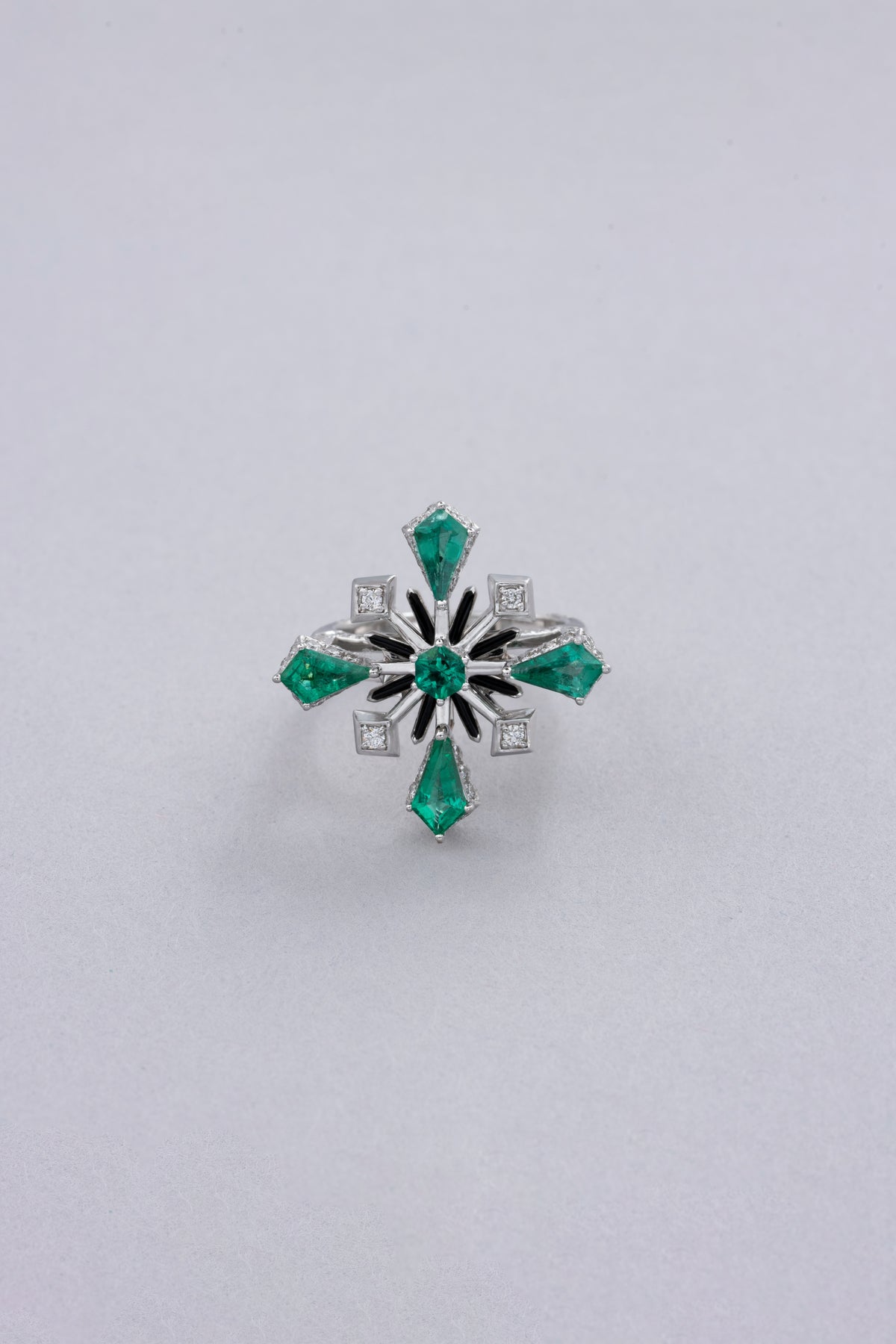 CROWN Snowflake Ring, White Gold, Brilliant-cut Diamonds and Emeralds