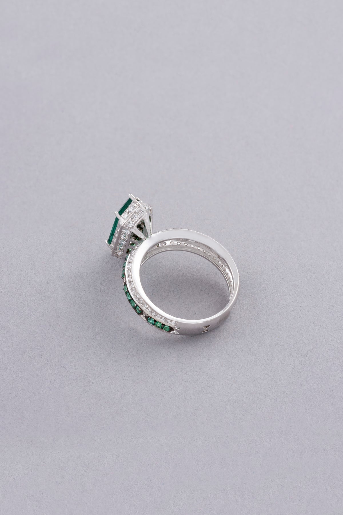 LINK Hexagon Ring, White Gold, Brilliant-cut Diamonds and Emeralds