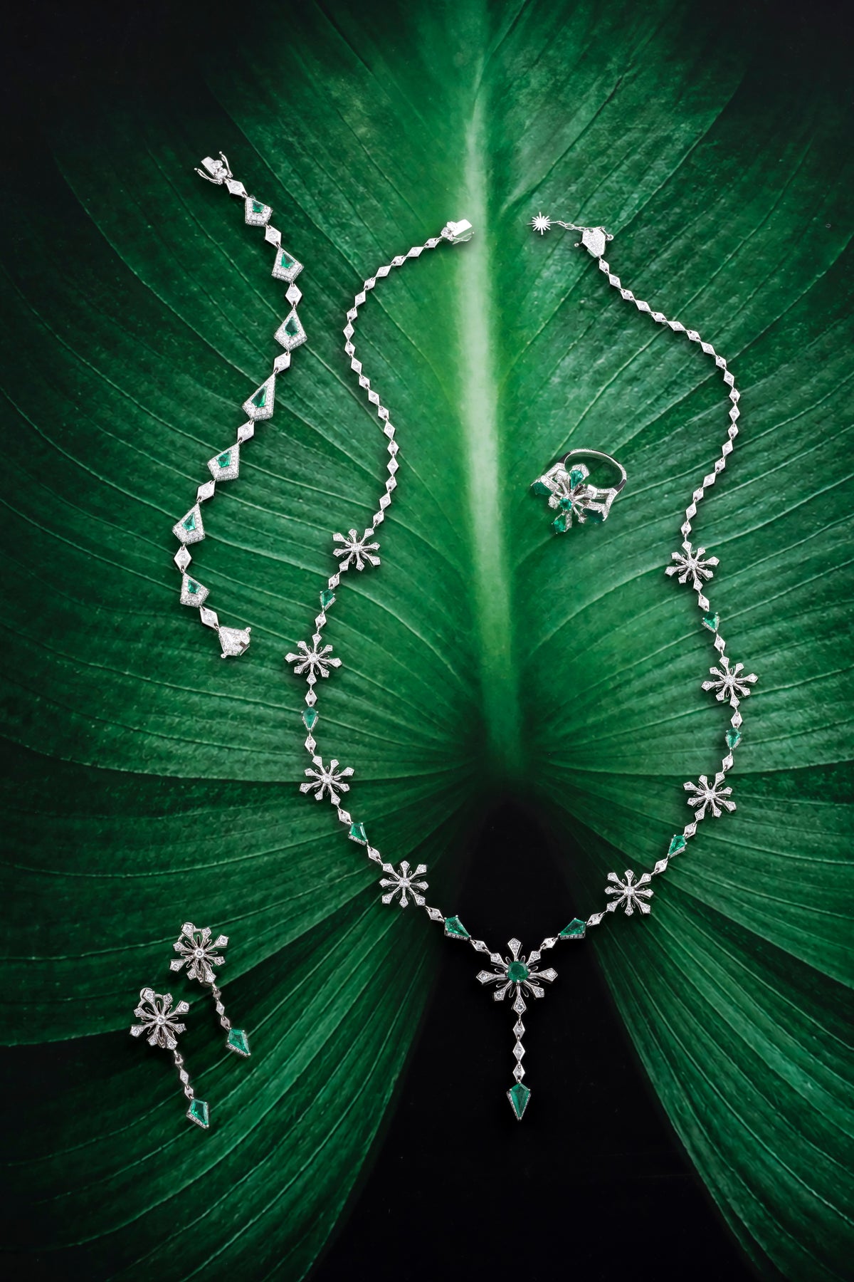 CROWN Snowflake Bracelet, White Gold, Brilliant-cut Diamonds and Emeralds