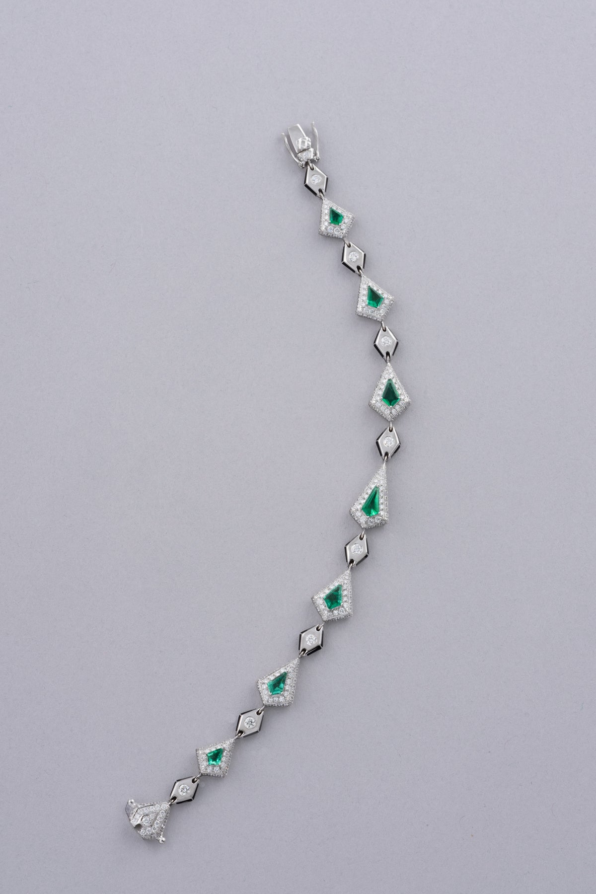 CROWN Snowflake Bracelet, White Gold, Brilliant-cut Diamonds and Emeralds