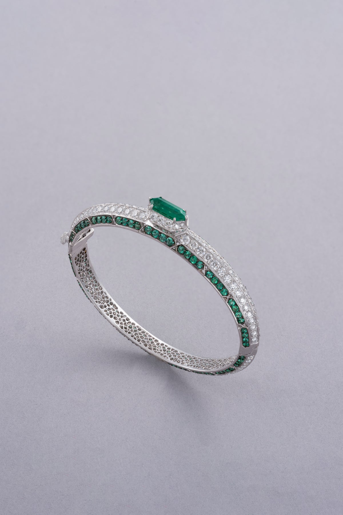 LINK Hexagon Bracelet, White Gold, Brilliant-cut Diamonds and Emeralds