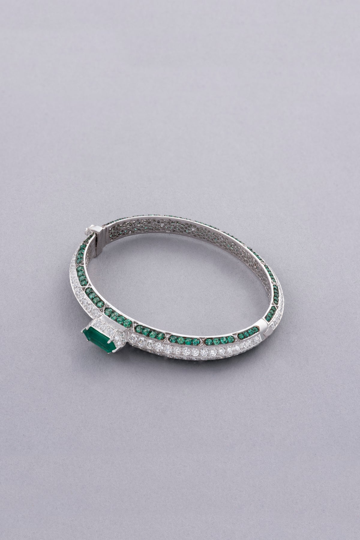 LINK Hexagon Bracelet, White Gold, Brilliant-cut Diamonds and Emeralds
